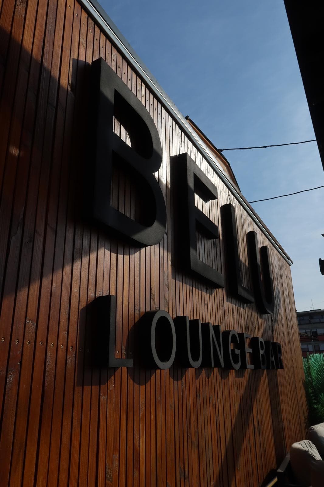 Vanjski Belu Lounge Bar natpis u Karlovcu