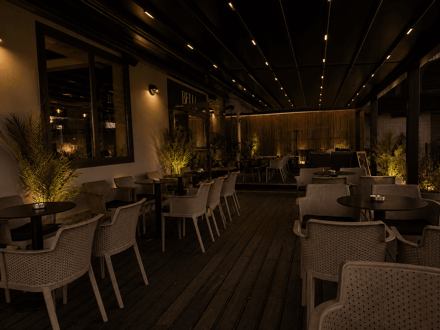 Toplo osvijetljena terasa Belu Lounge Bara navečer